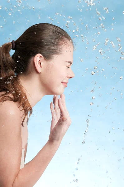 Potret indah wanita emosional mencuci muka — Stok Foto