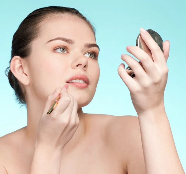 Schöne junge erwachsene Frau Anwendung kosmetischer Lippenstift Bleistift — Stockfoto