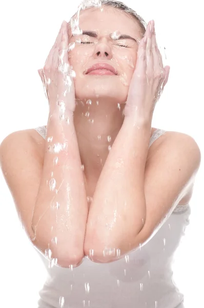 Piękne kobiety do mycia twarzy z bliska — Zdjęcie stockowe