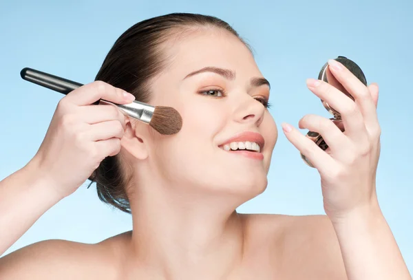 Schöne junge erwachsene Frau Anwendung kosmetischer Puder Pinsel — Stockfoto