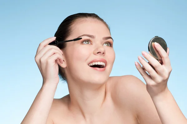 Mooie jonge volwassen vrouw cosmetische mascara borstel toepassen — Stockfoto