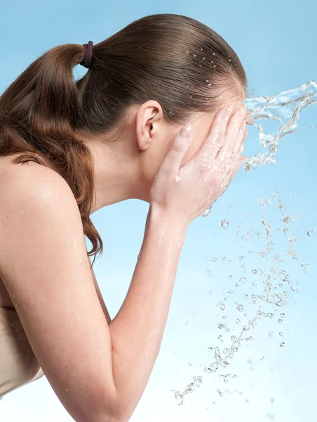 Portrét krásné emocionální ženy mytí obličeje — Stock fotografie