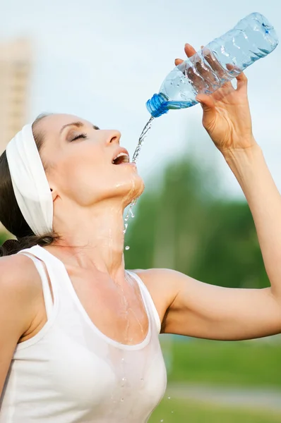 Женщина пьет воду на открытом воздухе спорта — стоковое фото