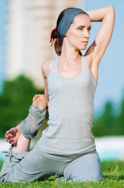 Όμορφη γυναίκα που κάνει άσκηση stretching — Φωτογραφία Αρχείου