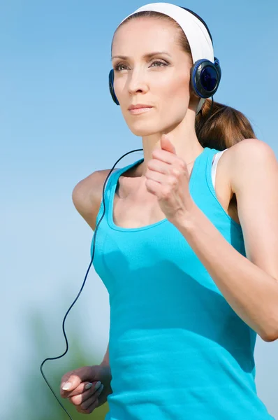 Hermosa mujer corriendo en el parque verde — Foto de Stock