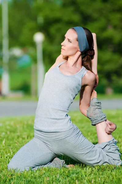 Bella donna che fa esercizio di stretching — Foto Stock