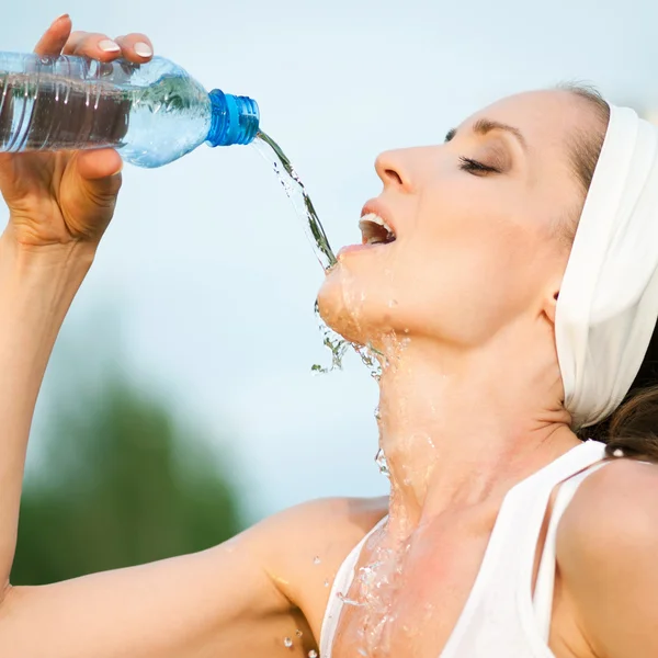 Femme boire de l'eau au sport en plein air — Photo