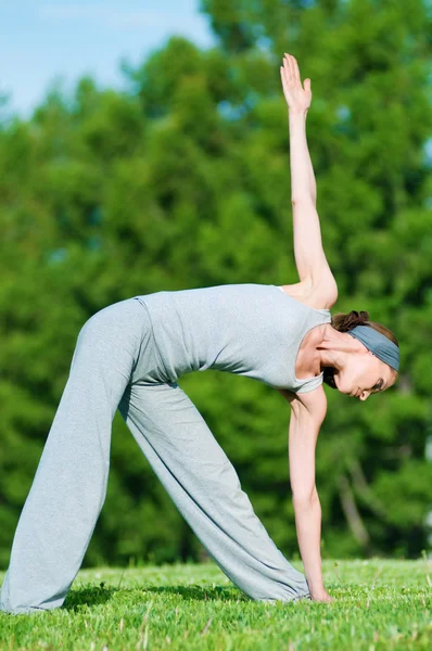 Schöne Frau macht Stretching-Übung — Stockfoto