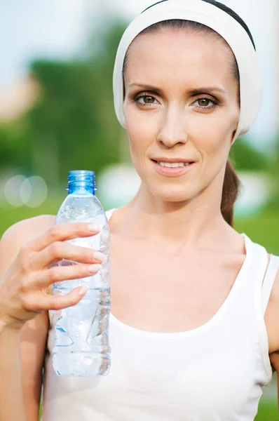 Vrouw drinkwater in openlucht sport — Stockfoto