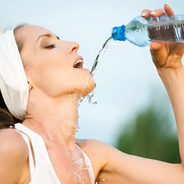 在户外体育女人喝水 — 图库照片