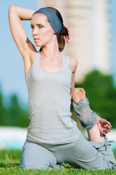 Vacker kvinna göra stretching motion — Stockfoto