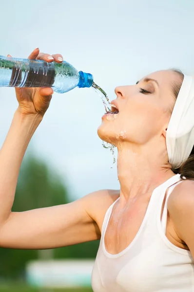 Mulher bebendo água ao ar livre esporte — Fotografia de Stock