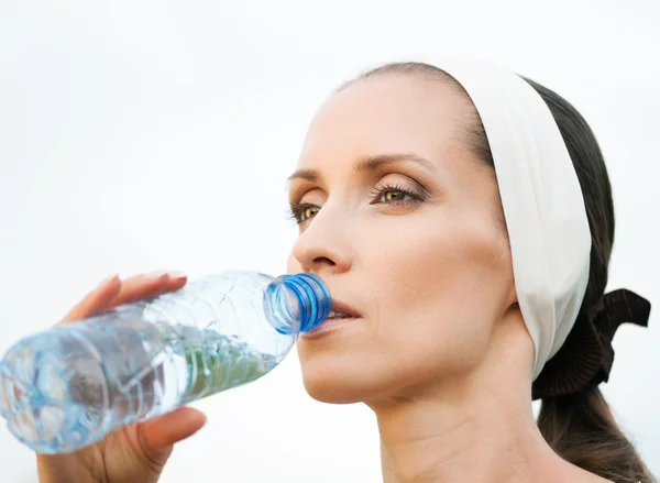 Mujer bebiendo agua al aire libre deporte — Foto de Stock