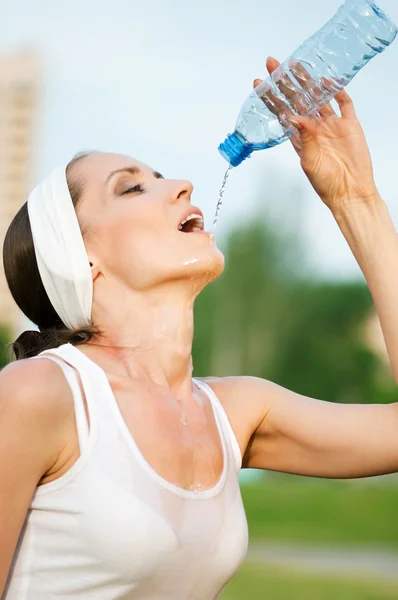 Женщина пьет воду на открытом воздухе спорта — стоковое фото