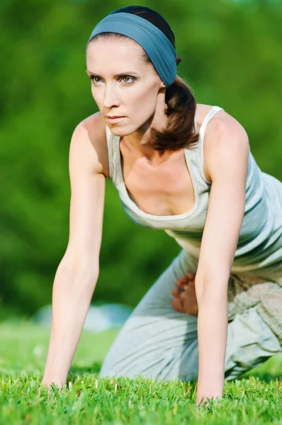 Krásná žena, která dělá protahovací cvičení — Stock fotografie