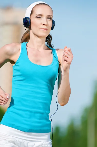 Hermosa mujer corriendo en el parque verde —  Fotos de Stock