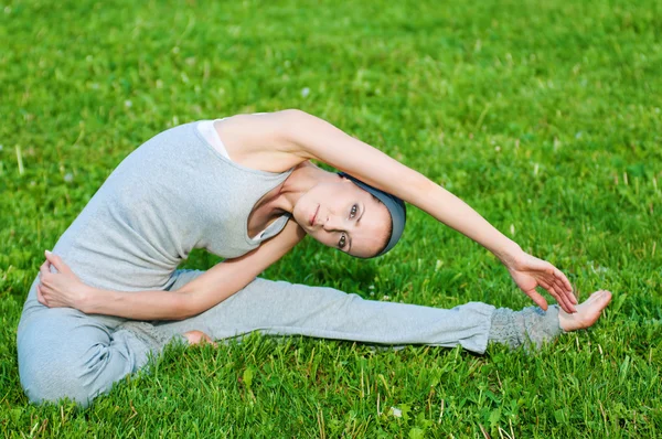 Mooie vrouw doen stretching oefening — Stockfoto