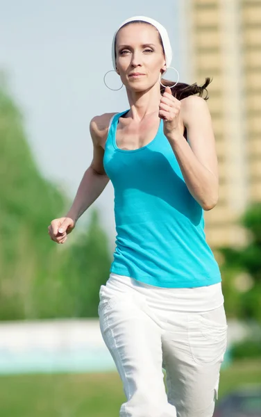 Mulher bonita correndo no parque verde — Fotografia de Stock