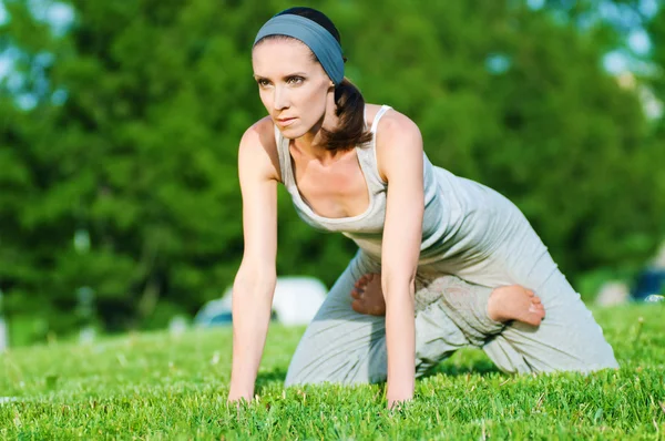 Hermosa mujer haciendo ejercicio de estiramiento —  Fotos de Stock