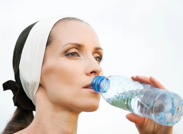 Femme boire de l'eau au sport en plein air — Photo