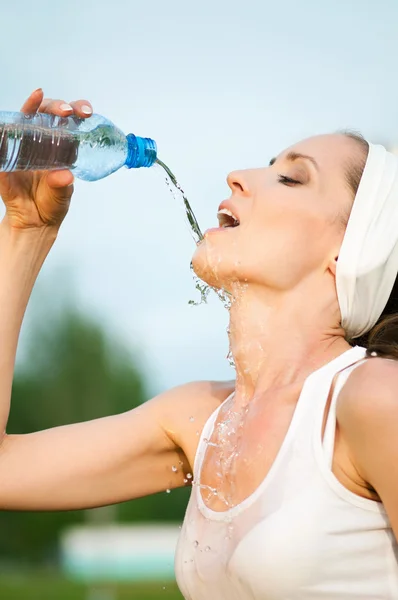 Açık havada spor adlı kadın içme suyu — Stok fotoğraf