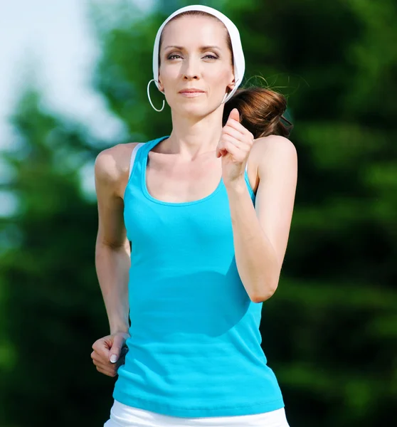 Hermosa mujer corriendo en el parque verde — Foto de Stock