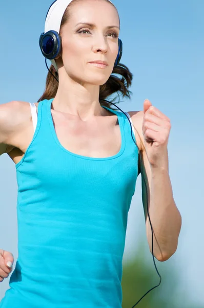 Hermosa mujer corriendo en el parque verde —  Fotos de Stock