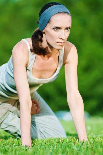 Krásná žena, která dělá protahovací cvičení — Stock fotografie