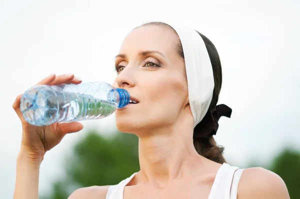 Donna che beve acqua all'aperto sport — Foto Stock