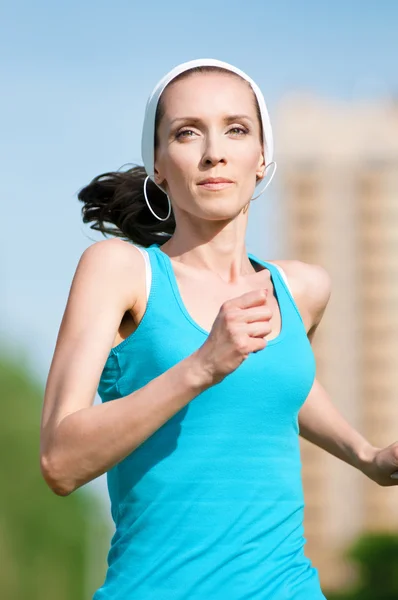 Beautiful woman running in green park — Stock Photo, Image