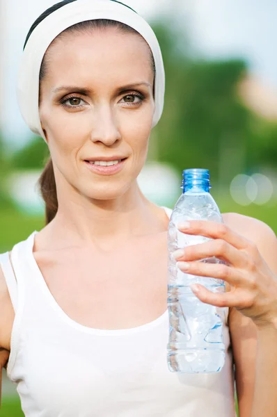 Kobieta wody pitnej w sport na zewnątrz — Zdjęcie stockowe