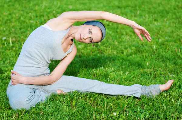 Hermosa mujer haciendo ejercicio de estiramiento — Foto de Stock