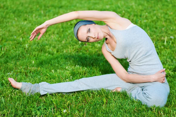 Bella donna che fa esercizio di stretching — Foto Stock
