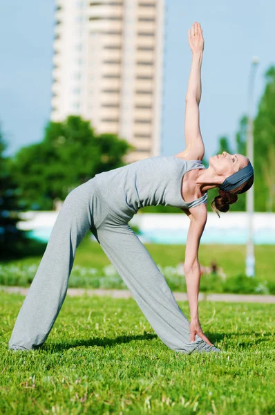 Vacker kvinna göra stretching motion — Stockfoto