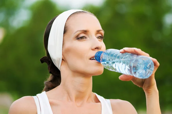Donna che beve acqua all'aperto sport — Foto Stock