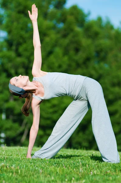 Schöne Frau macht Stretching-Übung Stockbild