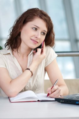 iş kadını notlar alarak telefon