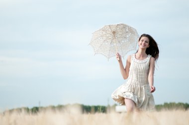 hüzünlü umbrella runing alanındaki kadınla