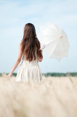 alanda yürüyüş şemsiye olan kadın.