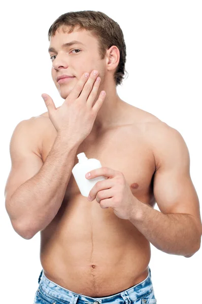 Homme portant lotion à la crème — Photo