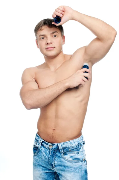 L'uomo muscolare sta usando un antitraspirante — Foto Stock