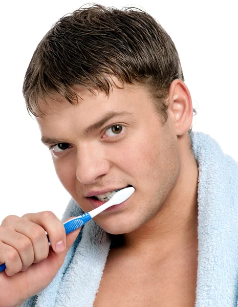 Junger Mann beim Zähneputzen — Stockfoto