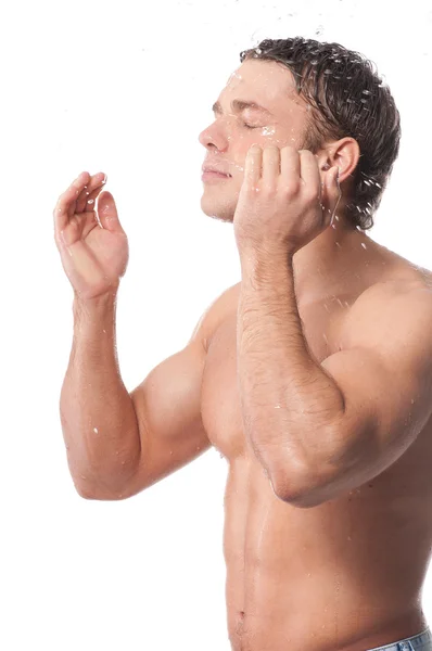 Jovem homem lavar rosto — Fotografia de Stock