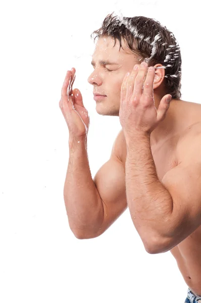 Genç adam yıkama yüzünü — Stok fotoğraf