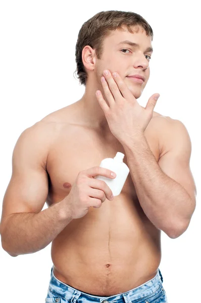 Homme portant lotion à la crème — Photo