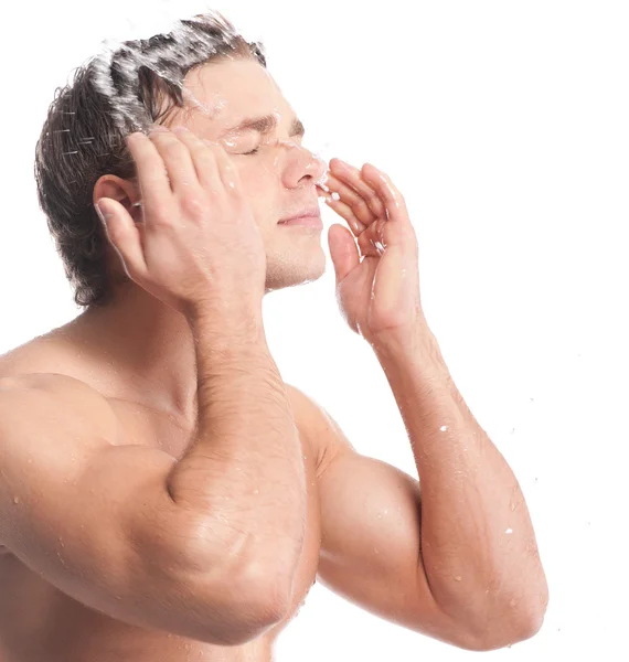 Jonge man wassen gezicht — Stockfoto