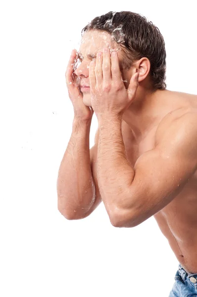 Genç adam yıkama yüzünü — Stok fotoğraf