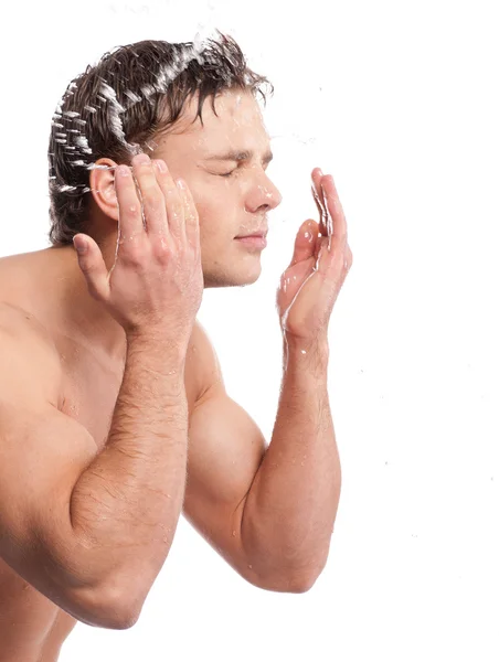 Joven lavarse la cara — Foto de Stock