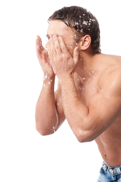 Giovane uomo lavare faccia — Foto Stock