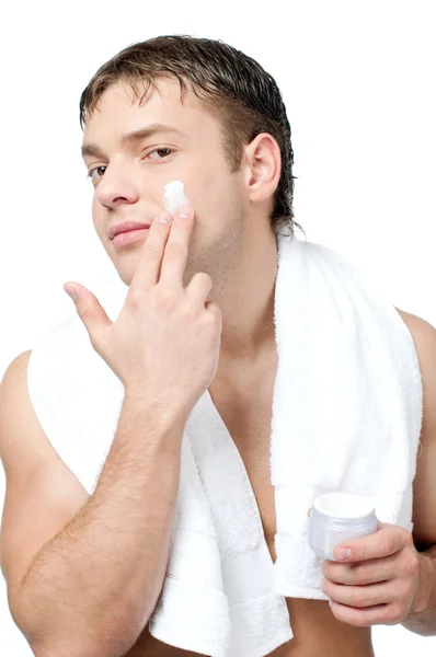 Homem colocando creme loção no rosto — Fotografia de Stock